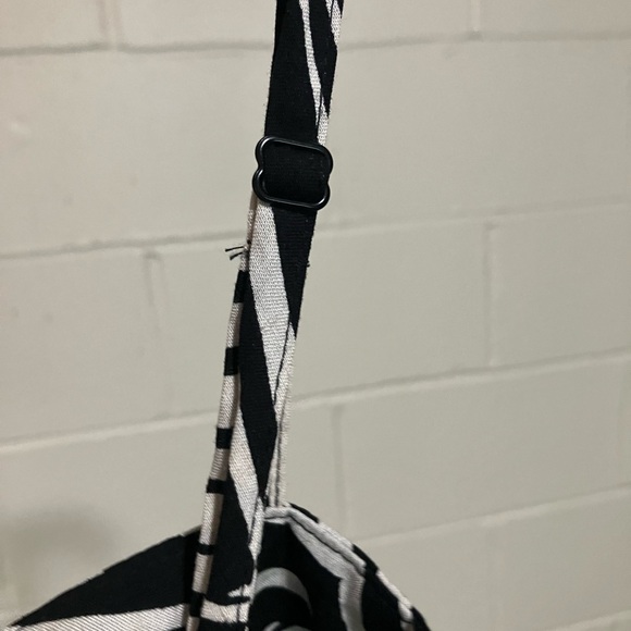 Lily Rose Abstract Geo Print Cold Shoulder Top Size XS Black & White NWT - Picture 6 of 7